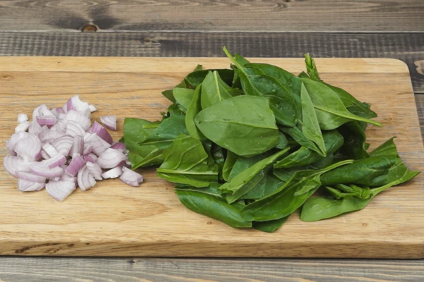 Лук шалот нарезать кубиком, листья шпината хорошо промыть, обсушить, нарвать на средние кусочки (если листья небольшие, то можно не рвать).