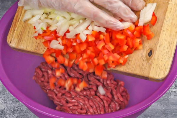 Перец и лук нарезать кубиком. 