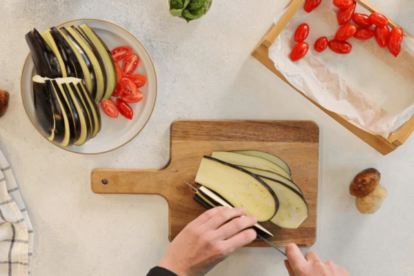 Баклажаны вымыть, нарезать слайсами толщиной 0,4 - 0,5 см. 
