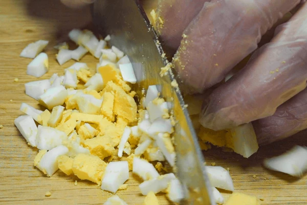 Куриные яйца отварить, нарезать средним кубиком.