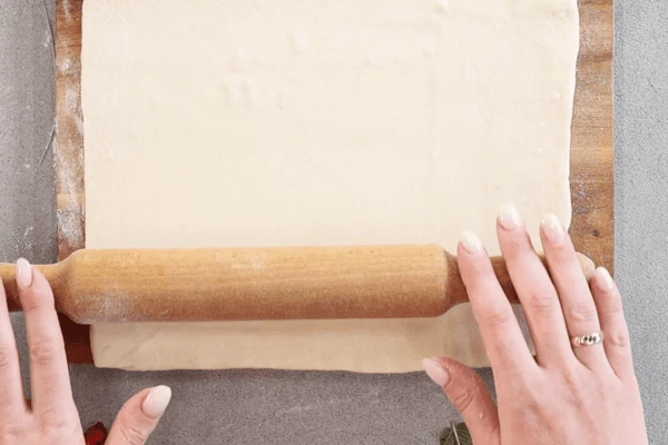 Тесто разморозить, раскатать в пласт толщиной 3 мм.