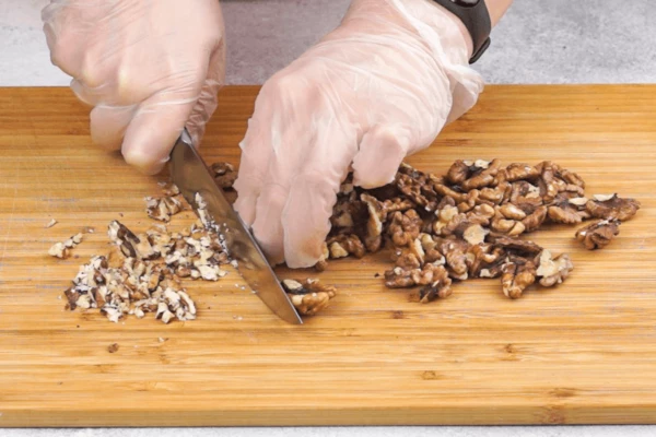 Грецкие орехи порубить.