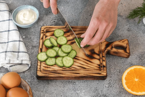 Огурцы вымыть, нарезать кружочками.

