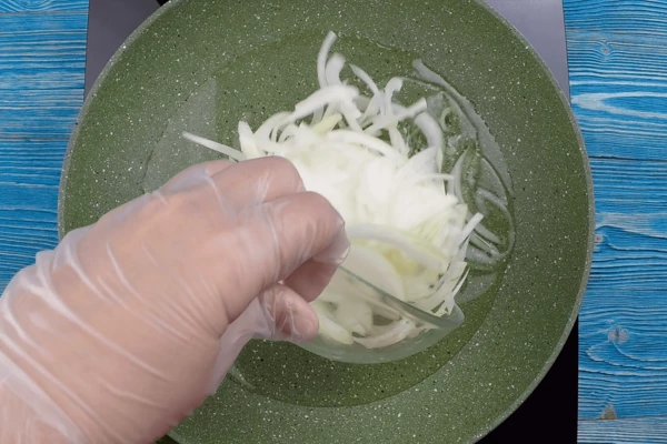  На разогретой с растительным маслом сковороде обжарить репчатый лук до золотистого цвета.