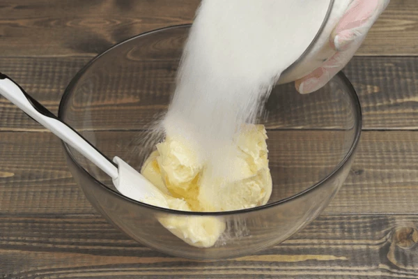 Сливочное масло (250 г) оставить при комнатной температуре до мягкости. Затем добавить сахар и взбить до однородной консистенции.