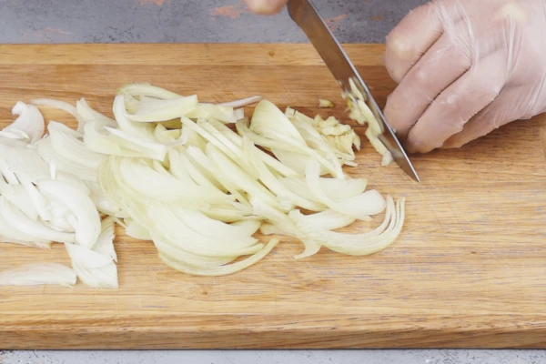 Лук нарезать соломкой, чеснок порубить. 