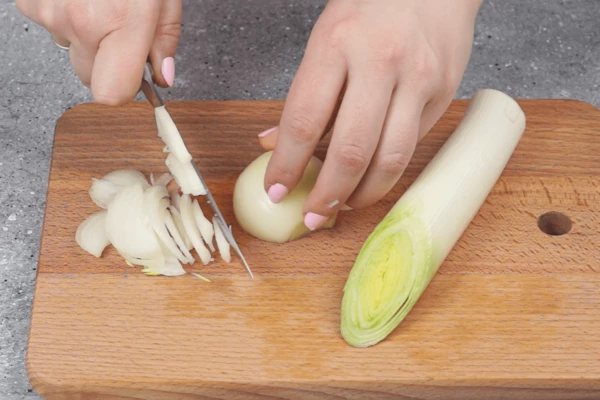  Лук репчатый и порей нарезать соломкой.