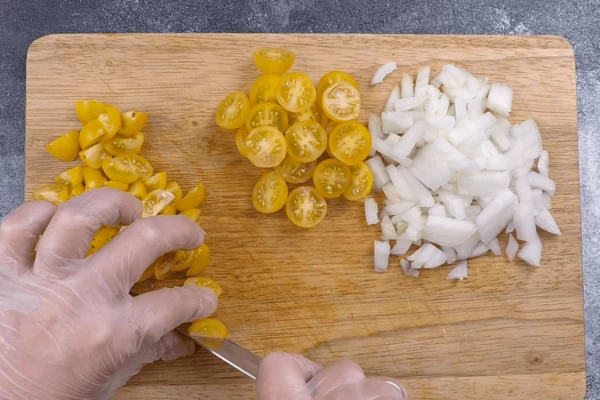 Лук нарезать мелким кубиком, 1/2 часть черри нарезать на половинки, остальную часть на четвертинки. 