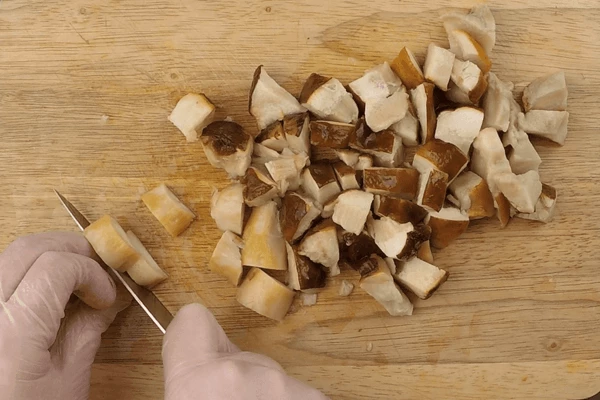 Грибы разморозить и нарезать крупными произвольными кусочками.