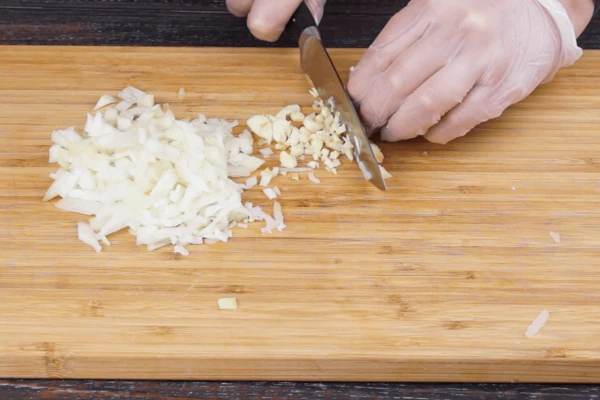 Лук репчатый нарезать кубиком, чеснок порубить. 