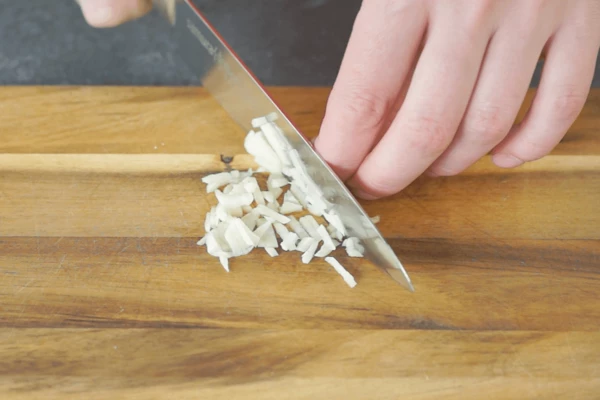 Чеснок  мелко нарезать.