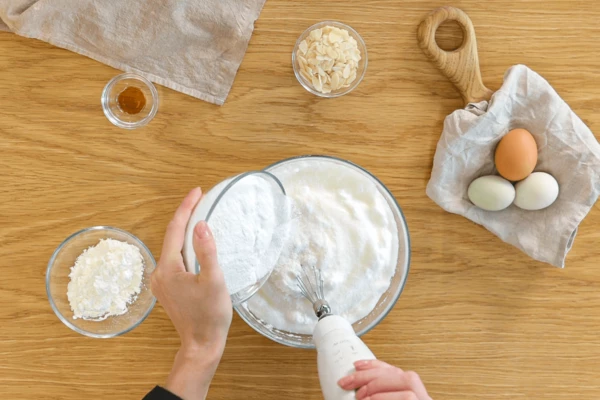 Яйца вымыть, отделить белки от желтков. Белков должно получиться 200 гр.
Взбивать белки комнатной температуры 10-15 минут до плотной пены, ввести сахарную пудру, ванилин, продолжить взбивание до растворения сахарной пудры.

