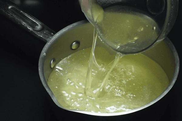 Из хребта, плавников и хвоста заранее сварить рыбный бульон, процедить.