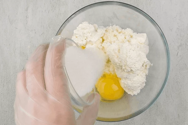 Творог растереть с яйцом и сахаром, добавить ваниль. 