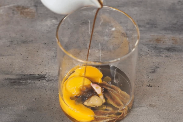 В высокую емкость поместить очищенный чеснок, горчицу, каперсы, яйца, ворчестер, анчоусы и натертый пармезан.
