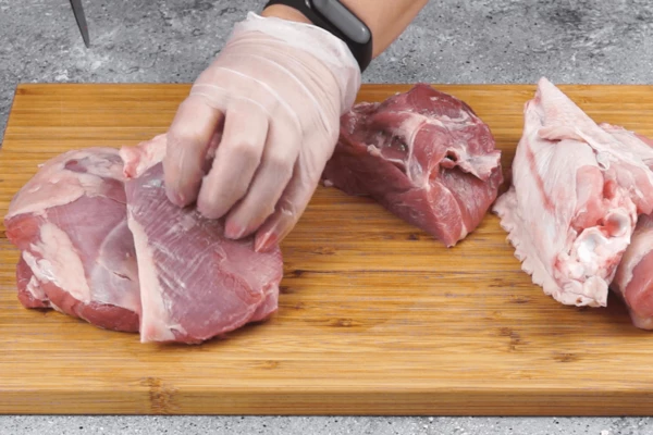 Индейку зачистить от остатков перьев, если необходимо. Бедро разрезать на 2-3 части. 