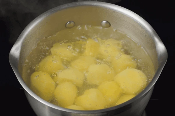  Картофель очистить, залить водой и поставить варить до готовности.