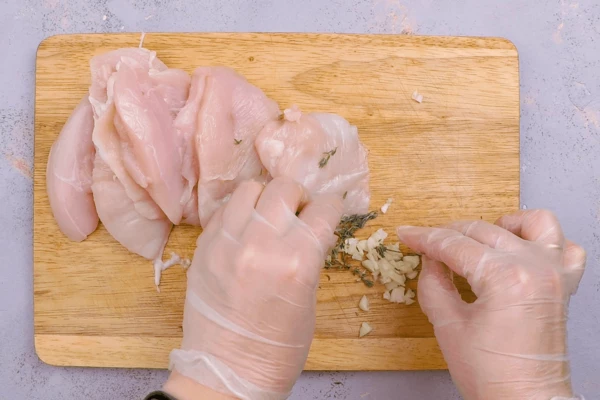 Куриную грудку нарезать стейками толщиной 2-3 см.