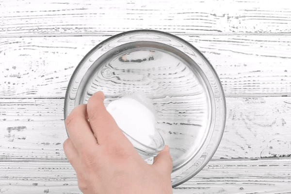 Для холодного тузлука смешиваем воду (1 л) и соль (50 г). 