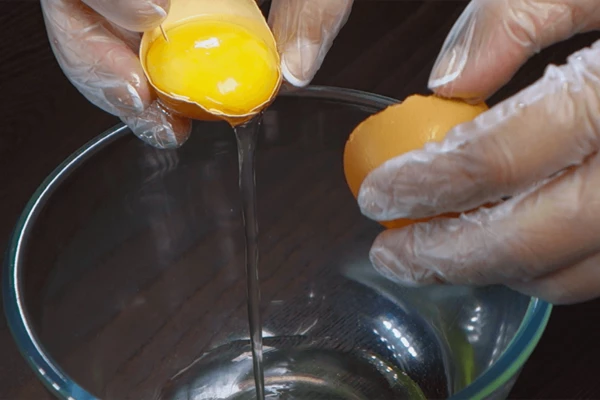 В глубокую чашку отделить белки, желтки отложить в отдельную чашку.