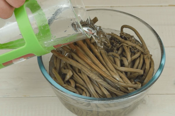  Папоротник замочить в большом количестве холодной воды на 10-15 часов. За это время поменять воду 1-2 раза. 