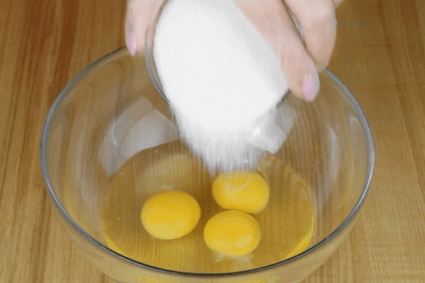 Яйца взбить с сахаром.