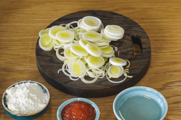 Северные креветки разморозить, очистить.
Лук порей вымыть, нарезать тонкой соломкой.
