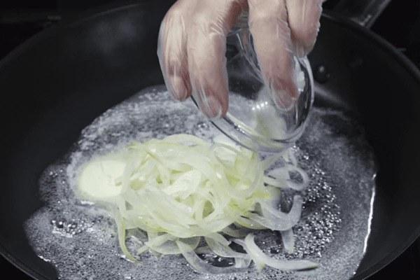 Сливочное масло растопить на сковороде. Обжарить лук.