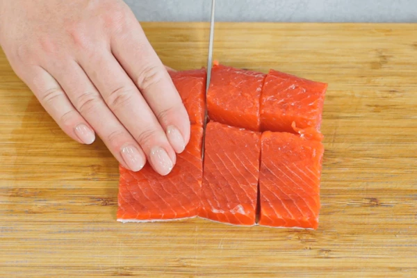 Нерку разморозить, почистить, разделать на филе на коже, удалить косточки. Филе нарезать на порционные кусочки. 