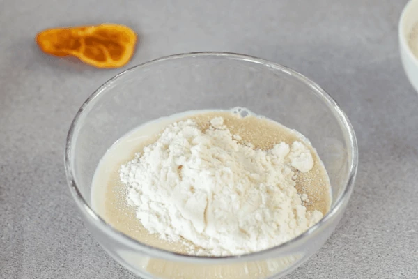 Поставить опару. Для этого развести дрожжи в молоке с сахаром и небольшим количеством муки. Поставить на 1 час в теплое место до процесса оседания.