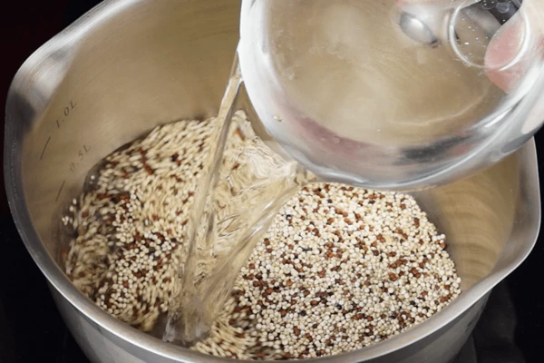 Крупу промыть, залить водой и проварить ~30 минут до готовности. Слить воду, киноа откинуть на сито, чтобы стекла лишняя жидкость.