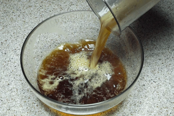 В глубокой чашке смешать подогретое пиво, мед и дрожжи. Оставить в теплом месте на 5-10 минут, пока не образуется пена. 