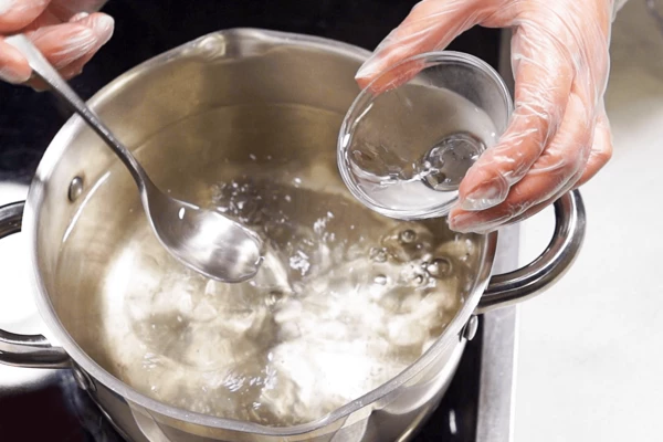 В кастрюле довести воду до кипения. Затем убавить огонь, чтобы вода еле кипела. 