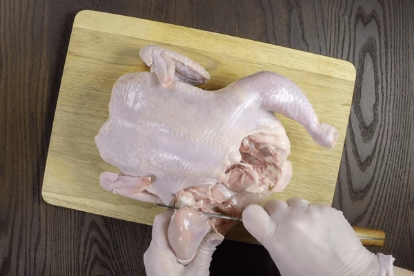 В куриной тушке отделить острым ножом кожу от костей, начиная со спины и голени. Оставляя последние фаланги. Кожу отложить в сторону.