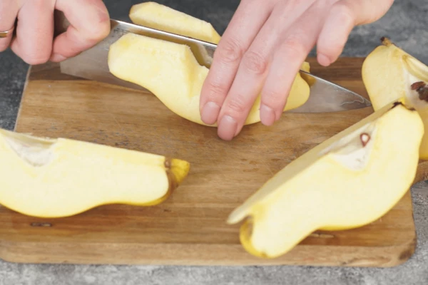 Айву вымыть и нарезать дольками.  