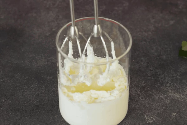 Сливки взбить отдельно и ввести в полученную массу. 
