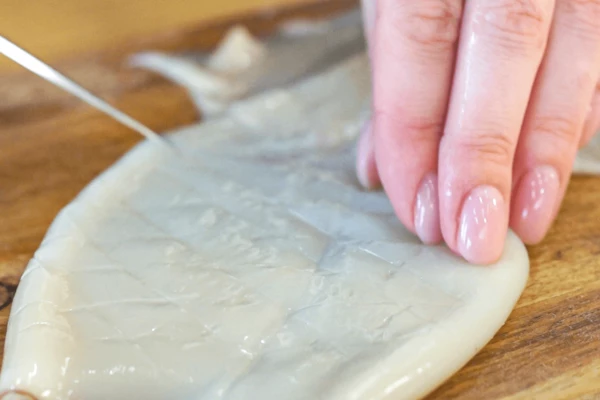 Разморозить морепродукты на нижней полке холодильника.
Креветки тигровые очистить, удалить кишечник. У мидий очистить створки, открыть мидии. Кальмар очистить, сделать надрезы на тушке. 