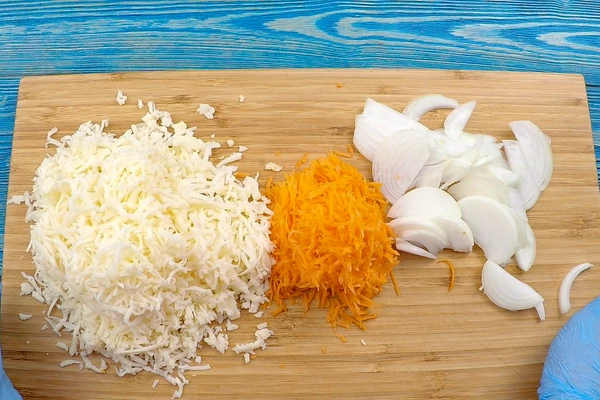 Сыр и морковь натереть на крупной терке, лук нарезать тонкой соломкой.