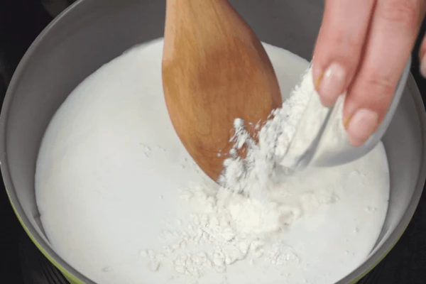 Для начала приготовить «заварку». Для этого 100г молока необходимо нагреть до 70С, всыпать 20г муки, помешивая до однородной массы. Снять с огня, охладить до комнатной температуры.