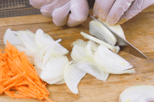 Морковь и лук нарезать тонкой соломкой.