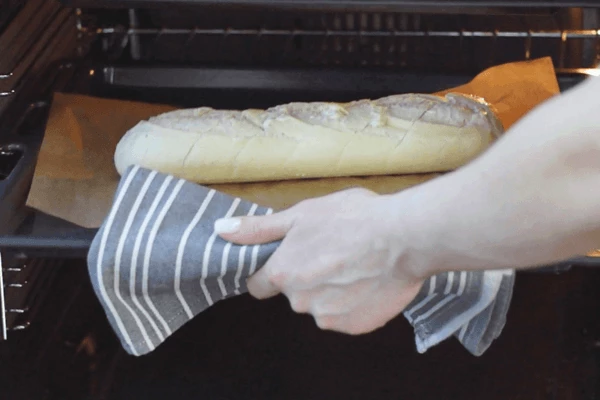 Багет запечь в духовке при 200 градусах в течение 10 минут.
