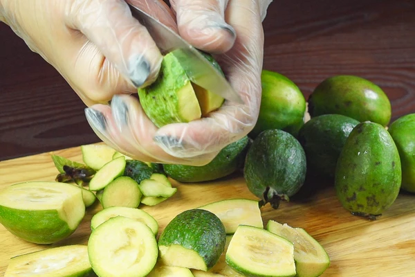 Фейхоа промыть, удалить остатки цветков. Разрезать пополам.