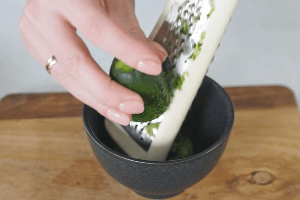 Для соуса на средней терке натереть огурец и чеснок.