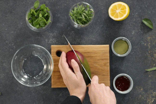 Манго вымыть, очистить от шкурки и косточки, нарезать кубиками.