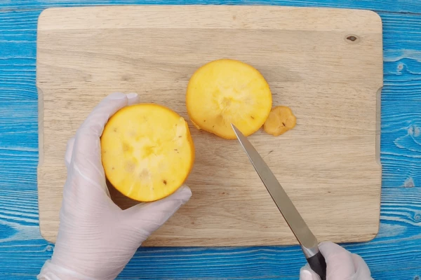 Хурму промыть, срезать "крышечку".