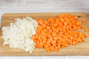 Лук и морковь нарезать крупными кубиками или соломкой — на ваш вкус.