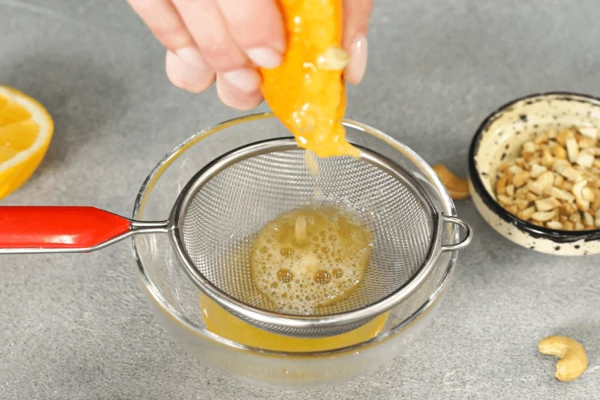 Для заправки выдавить сок апельсина и сок лимона.