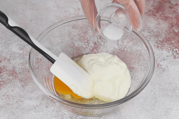 Для теста смешать 1 яйцо и сметану.