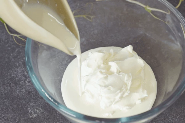 Для соуса смешать творожный сыр комнатной температуры, холодные сливки и взбить миксером.