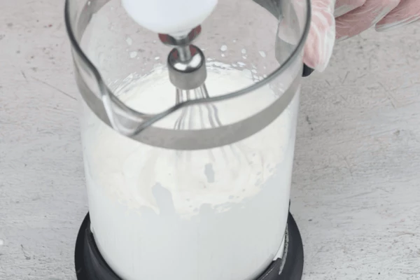 Сливки взбить до густых пиков.